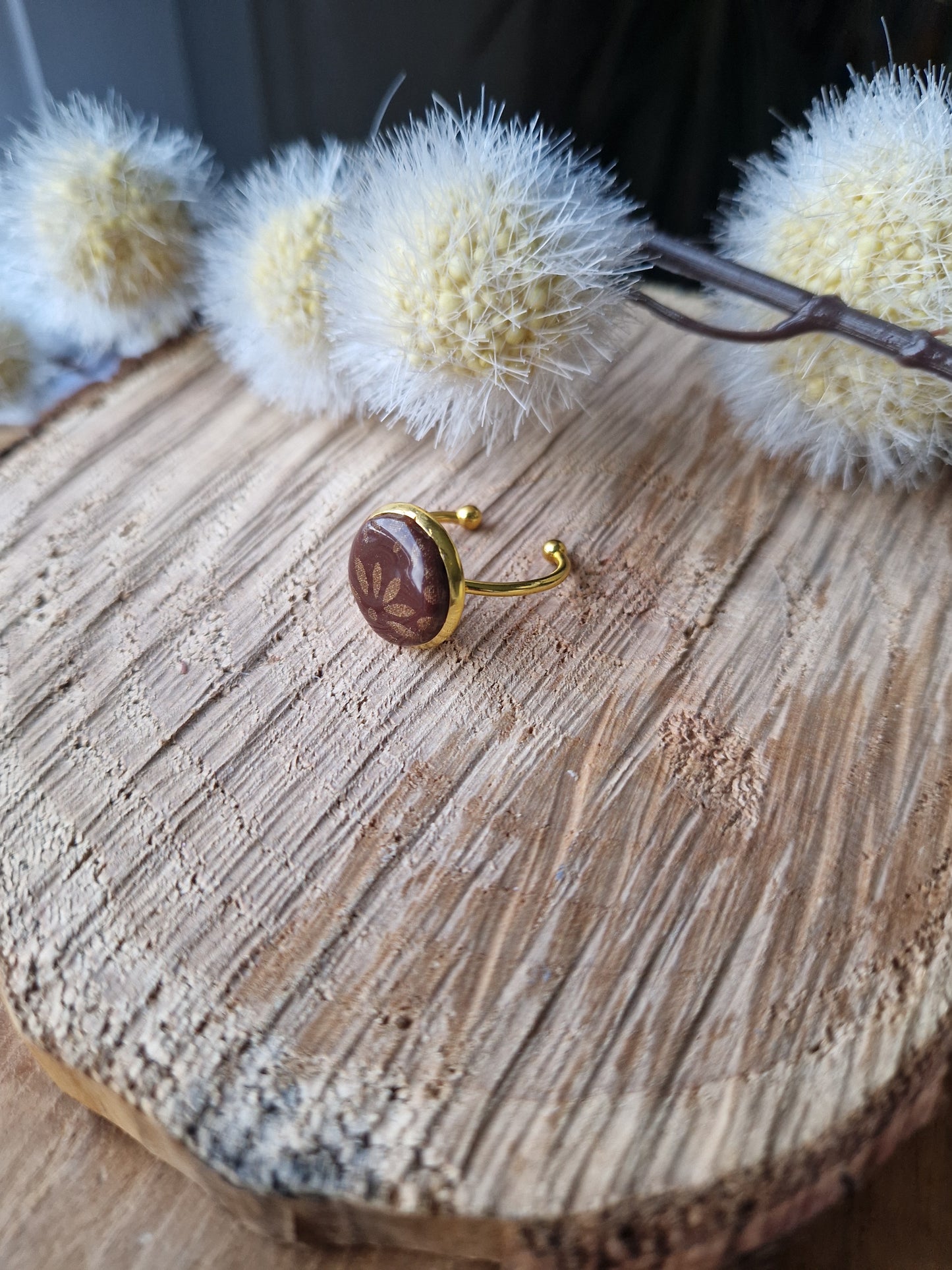 Bague ajustable marron.