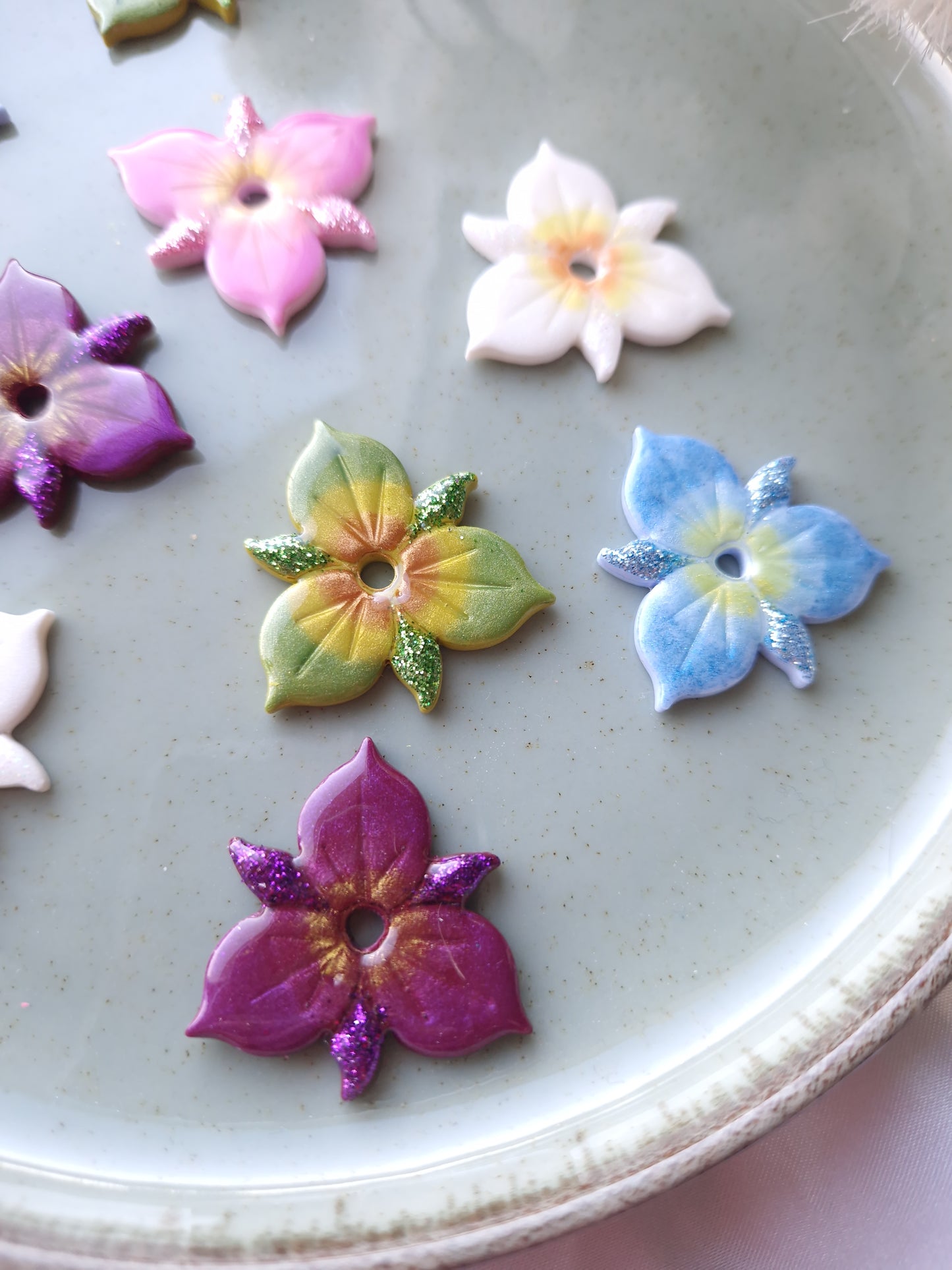 Les pampilles "Orchidées" 🌸 (sans créoles) finition brillante.