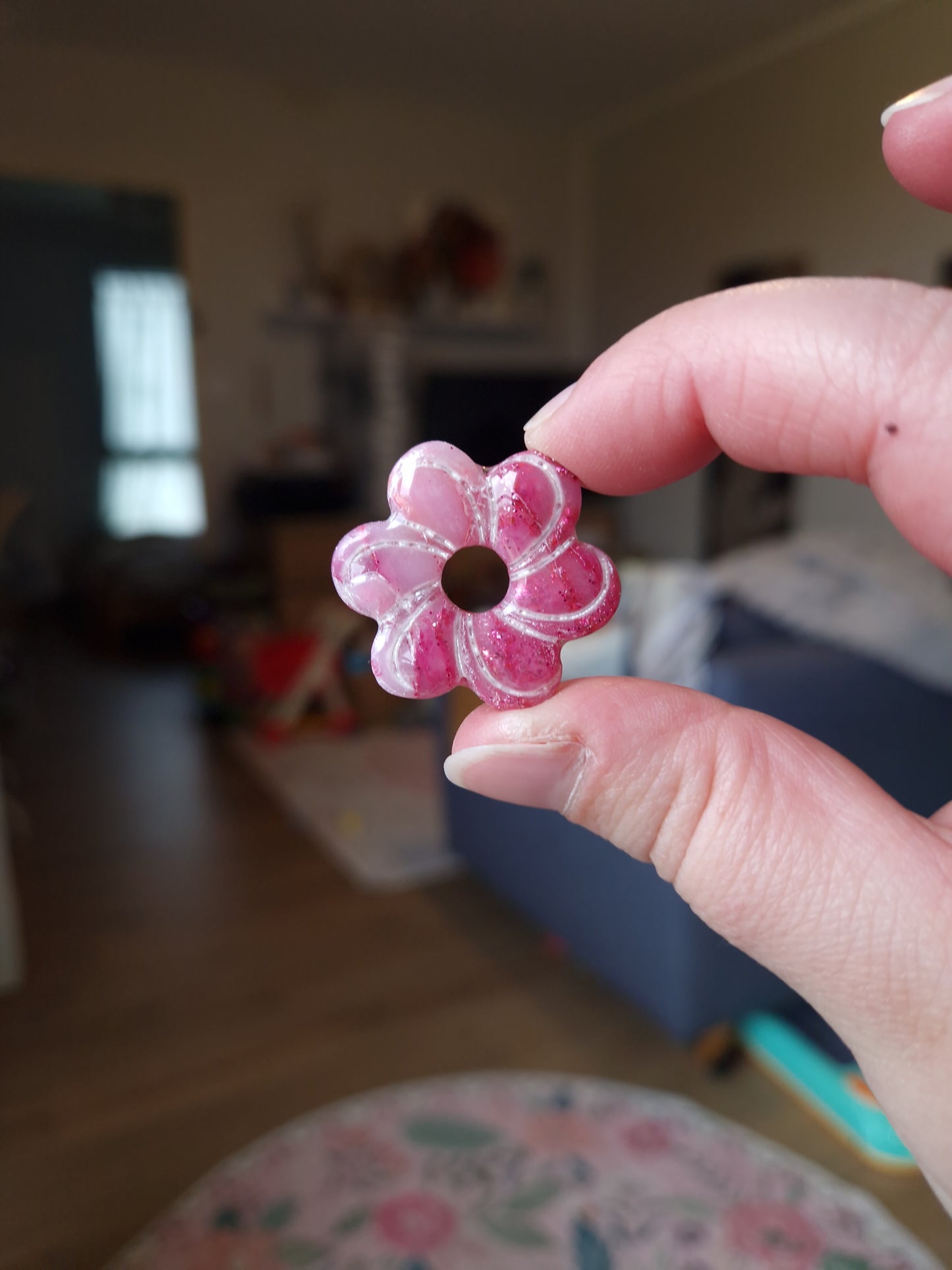 Les pampilles "La vie en rose 🩷" (sans créoles) finition brillante.