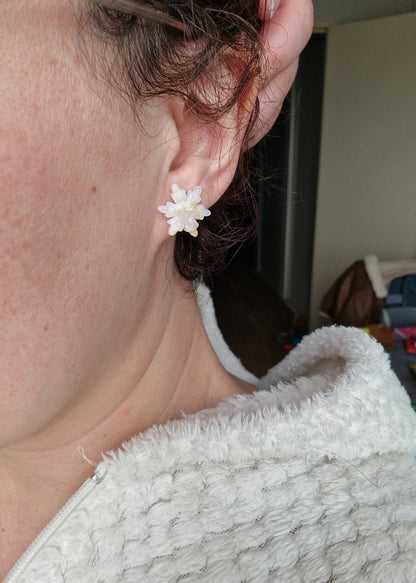 Puces d'oreilles "Flocons❄️" blanc or.