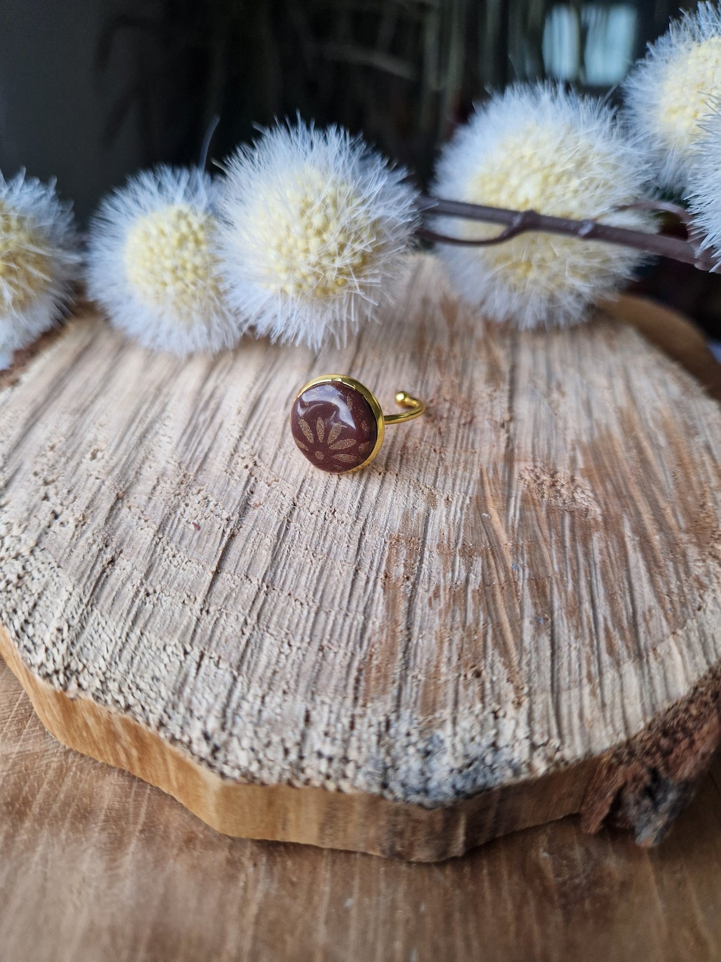 Bague ajustable marron.