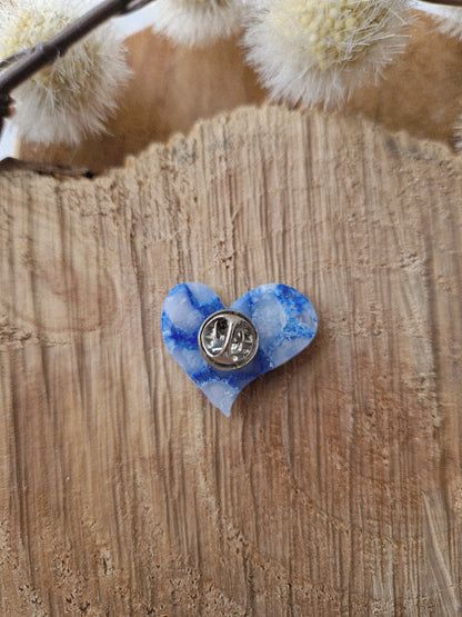 Pin's cœur marbré bleu.