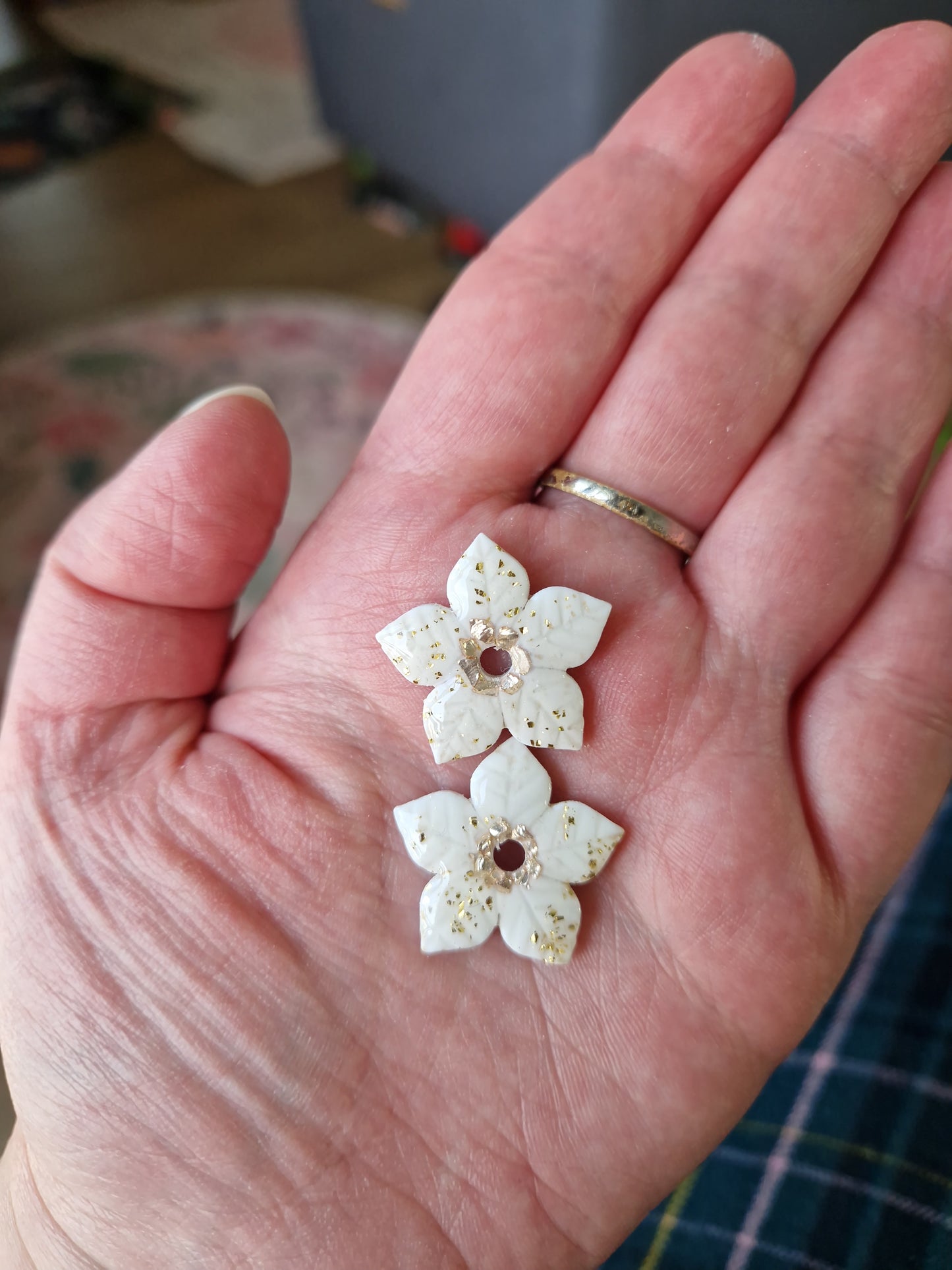 Pampilles "Fleurs de Noël" moyennes (sans créoles) blanc et or 🤍💛.