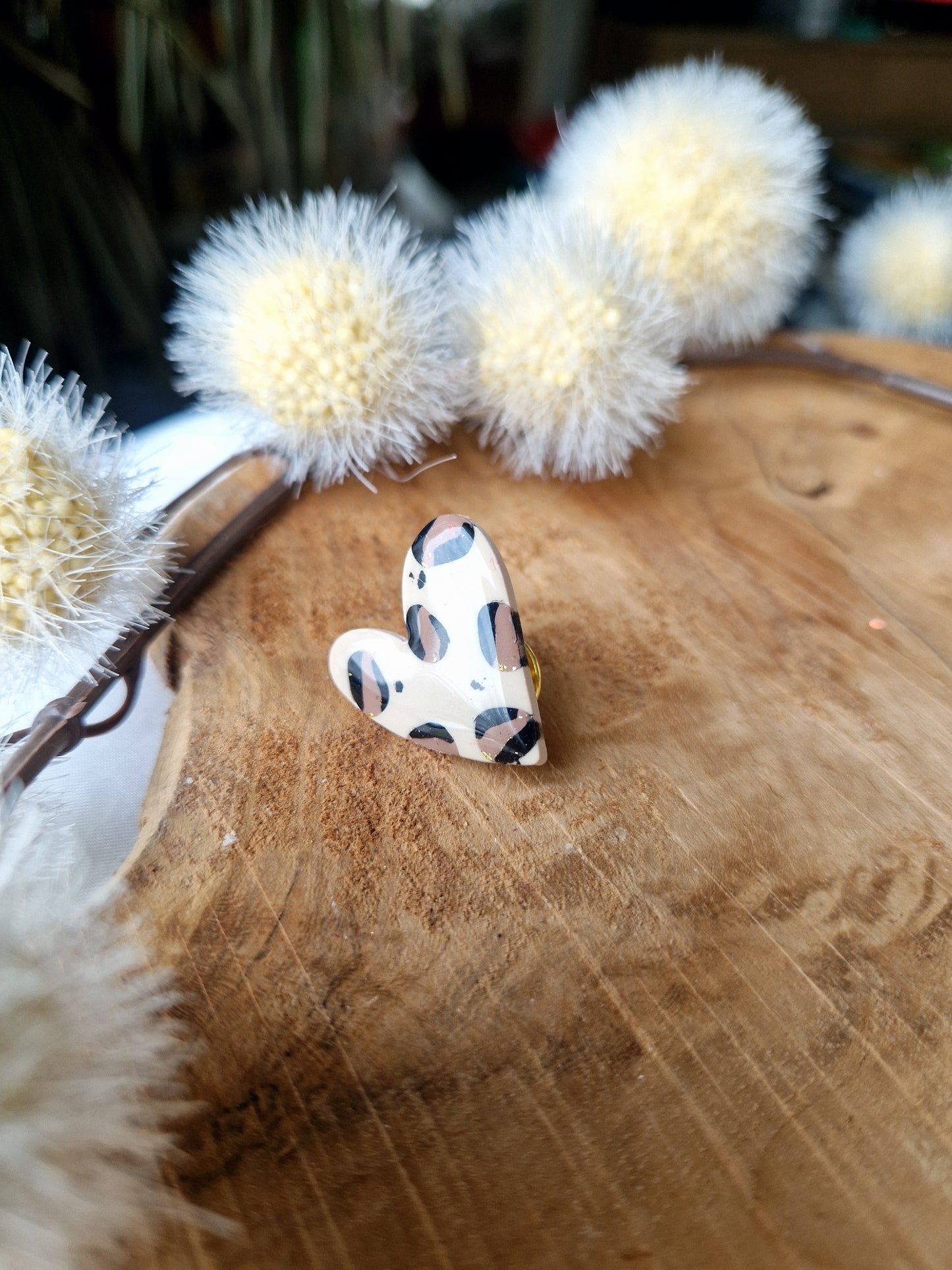 Pin's léopard beige or 🐆.