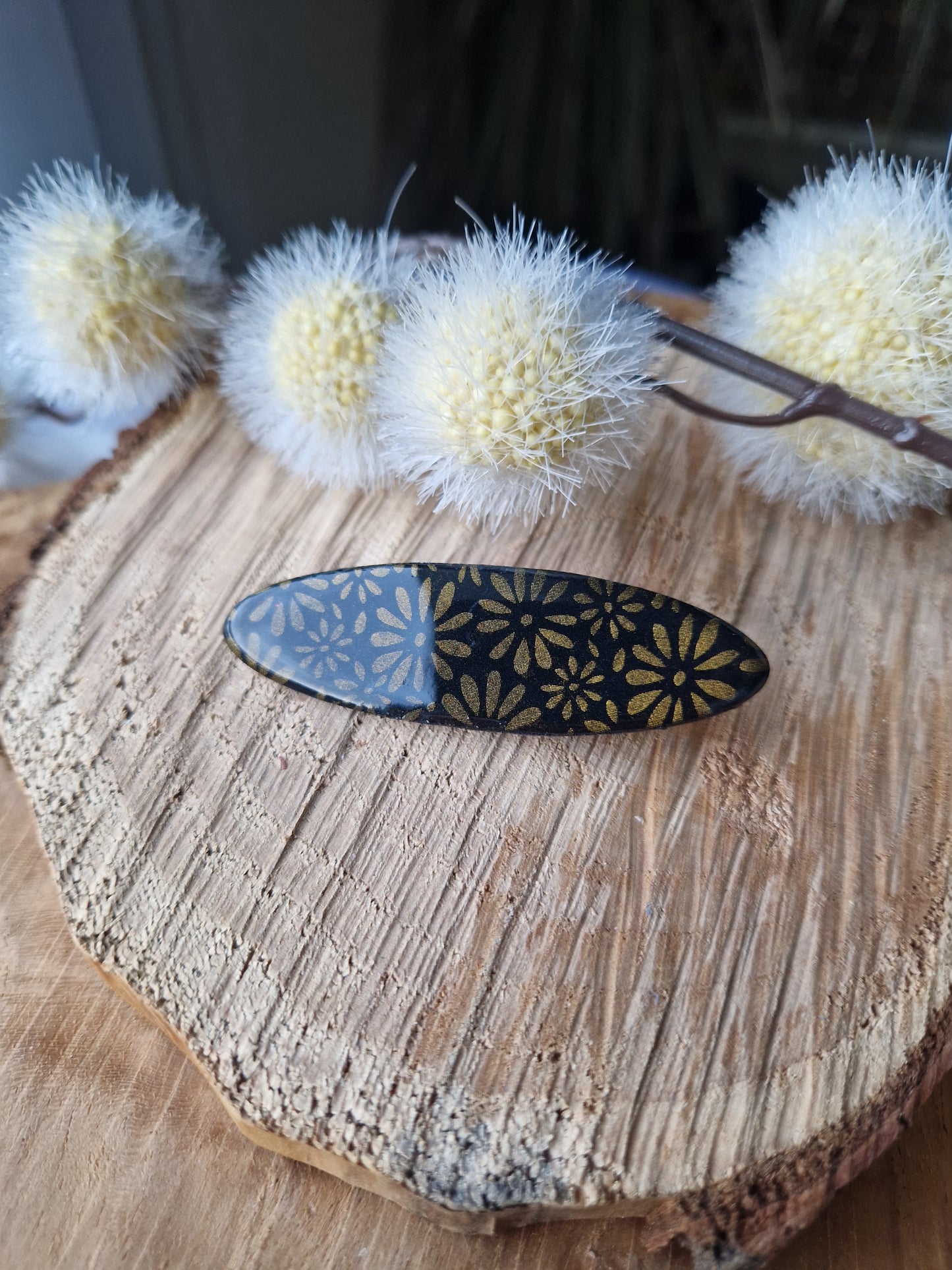 Barrette noire.