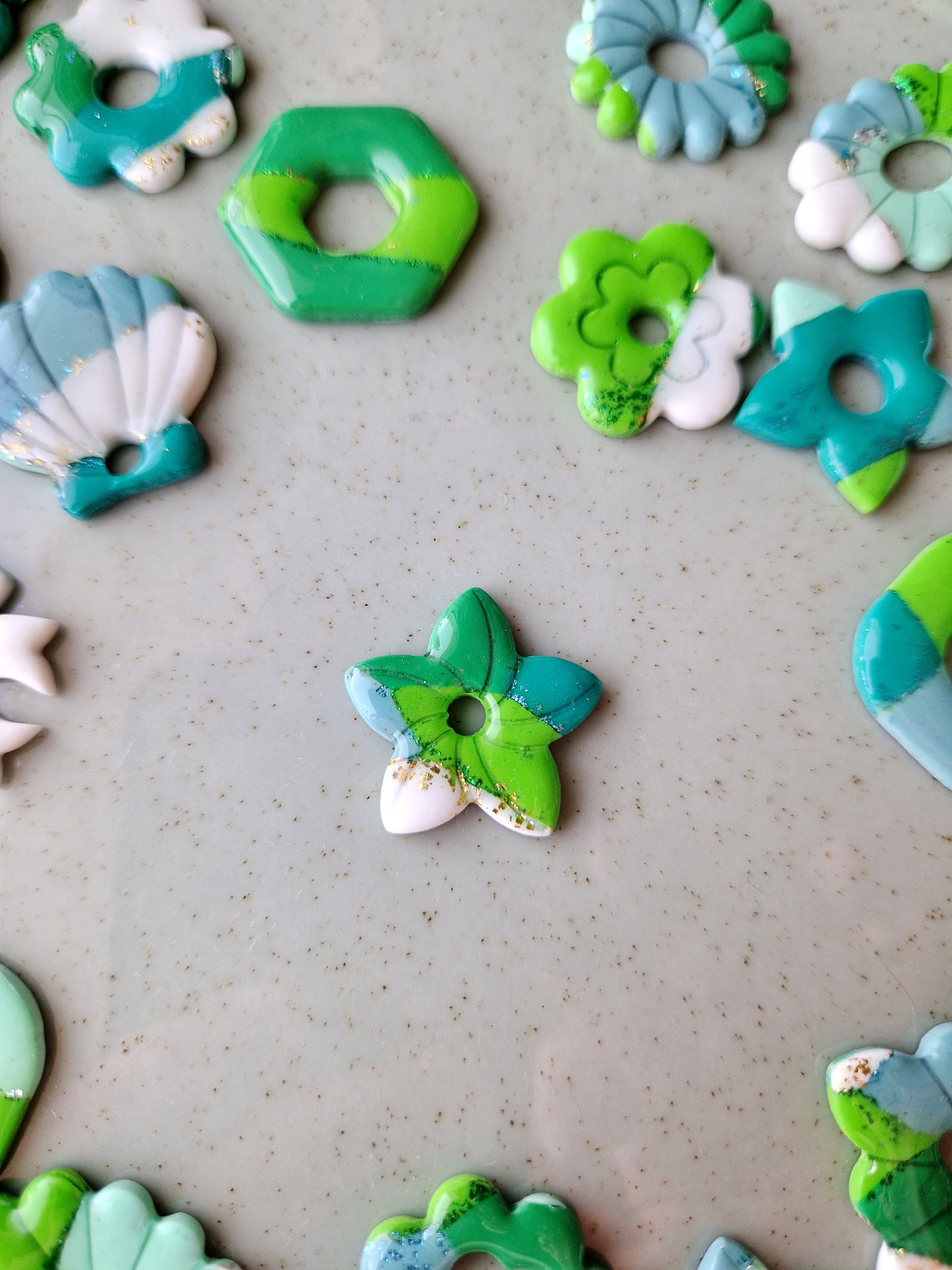 Pampilles "Lovely 🩷💙💚" finition brillante (sans créoles).