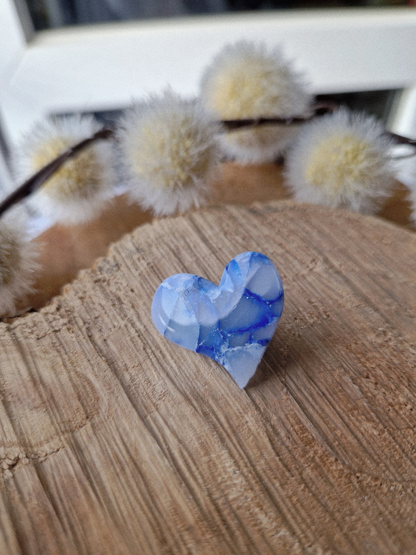Pin's cœur marbré bleu.