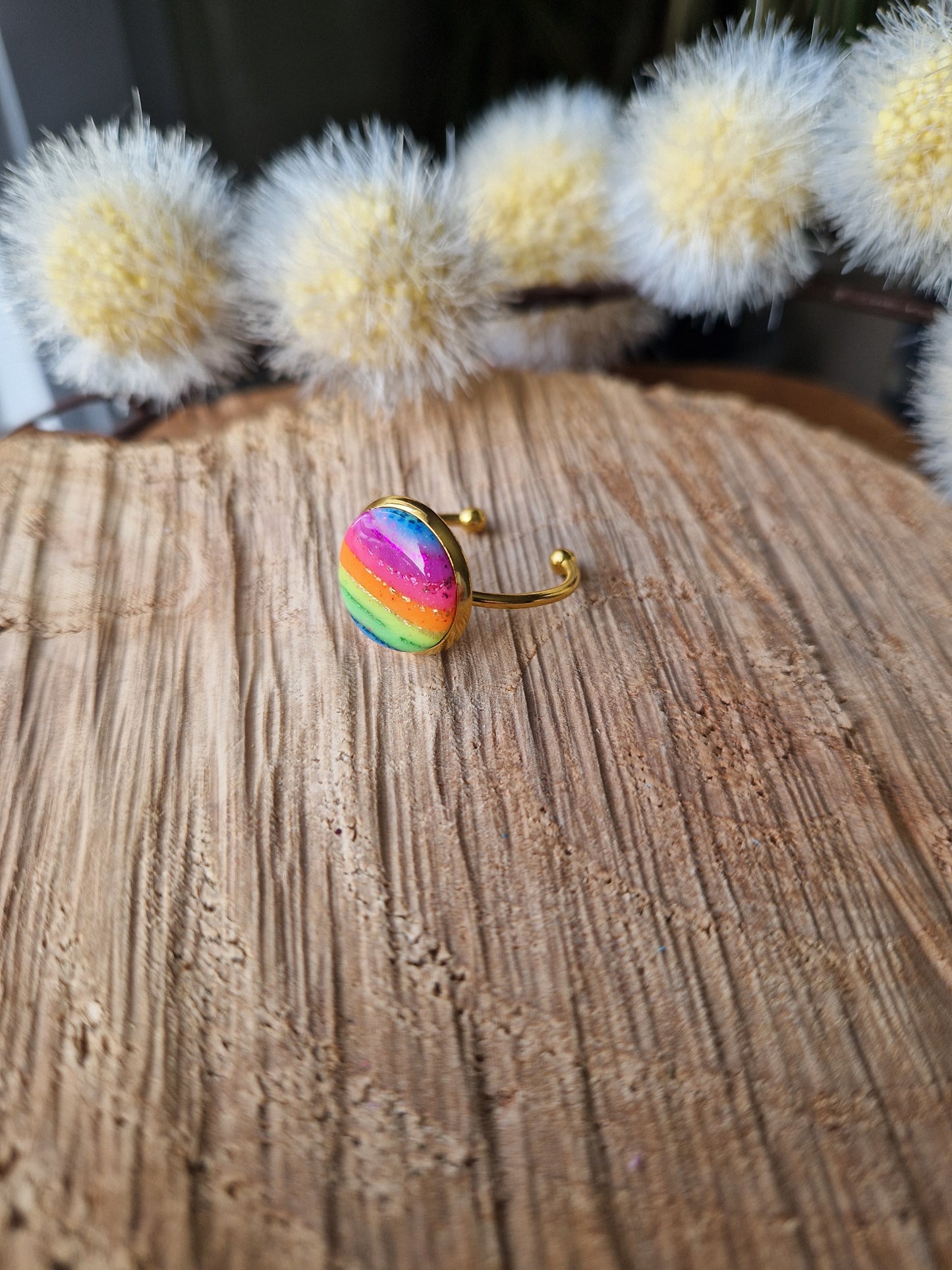 Bague ajustable dorée.